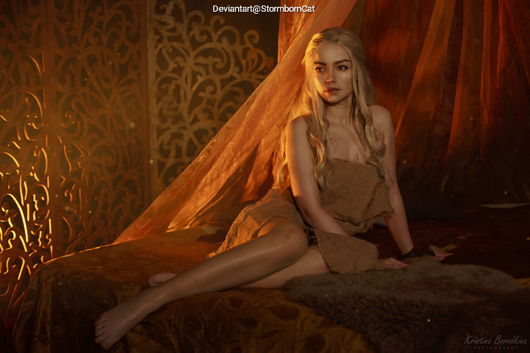 Game of Thrones - Daenerys Targaryen Cosplay costume showcase portrait