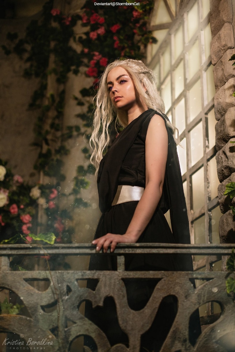 Game of Thrones - Daenerys Targaryen Cosplay full body character photo