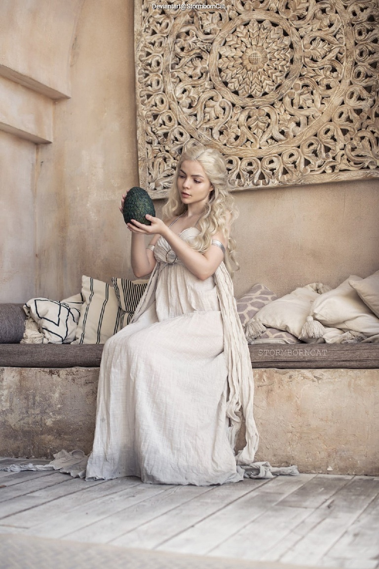 Game of Thrones - Daenerys Targaryen Cosplay - full length port.