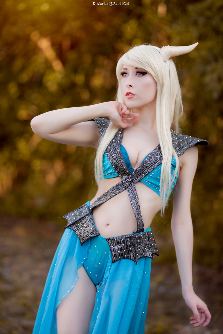 Game of Thrones - Daenerys Targaryen (Dragon) (Concept) Cosplay full length photo