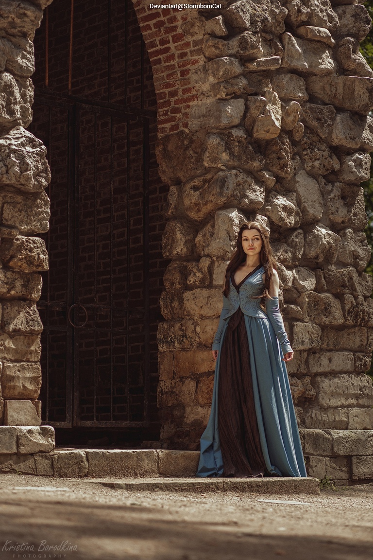 Game of Thrones - Margaery Tyrell (Queen Consort) Cosplay full body character photo