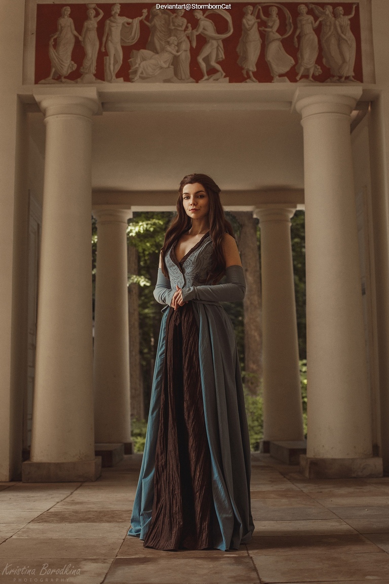 Game of Thrones - Margaery Tyrell (Queen Consort) Cosplay full length character portrait