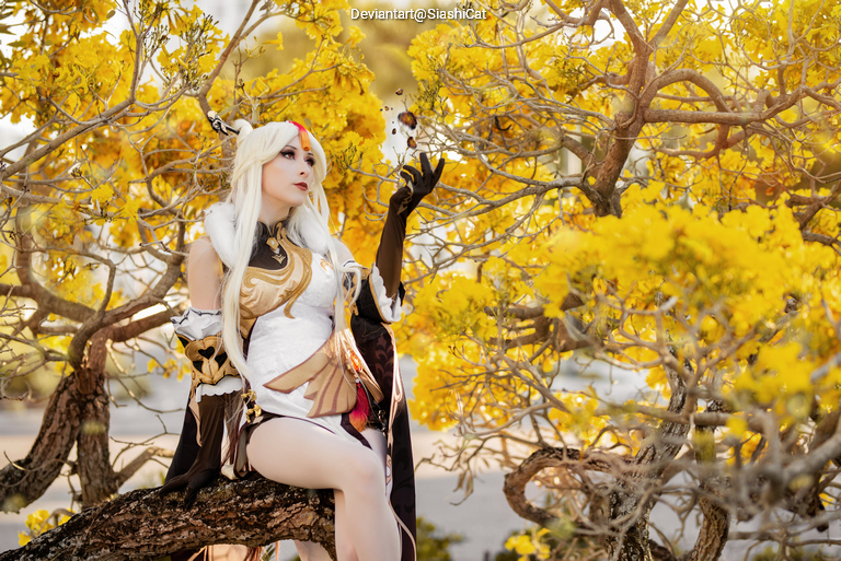 Genshin Impact - Ningguang (Gold Leaf and Pearly Jade) Cosplay full length photo