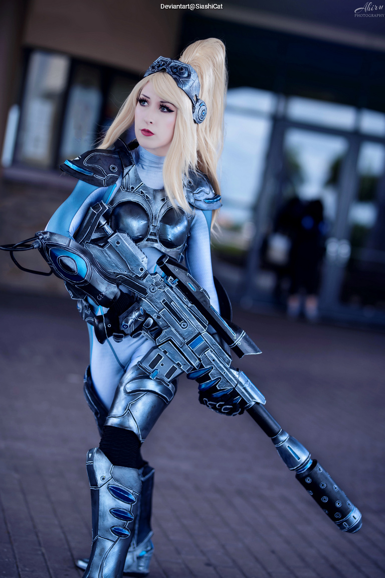 Heroes of the Storm - Nova (Sarah Kerrigan) (Dominion Ghost) Cosplay full body portrait