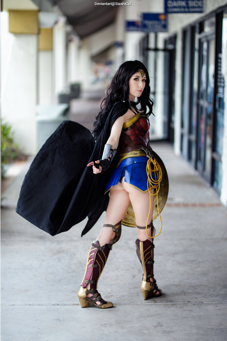 Justice League - Diana Prince (Diana of Themyscira) (Wonder Woman) Cosplay - expressive portrait