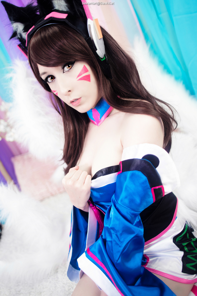 League of Legends - Ahri (The Nine-Tailed Fox) (KDA) Cosplay character costume portrait