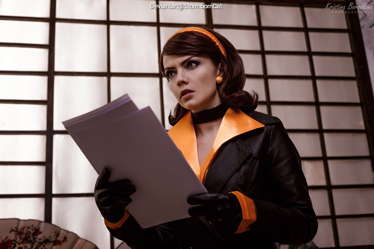 No One Lives Forever 2 - Catherine Anne Archer (The Fox) Cosplay full body character photo