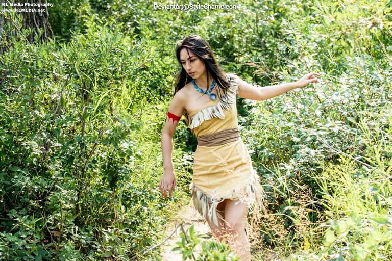 Pocahontas - Pocahontas Cosplay - full length character portrait