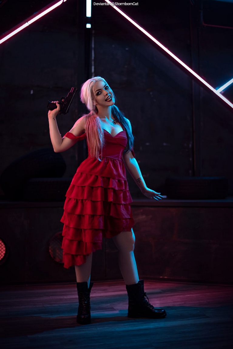 Suicide Squad - Harley Quinn (Harleen Frances Quinzel) Cosplay full body portrait