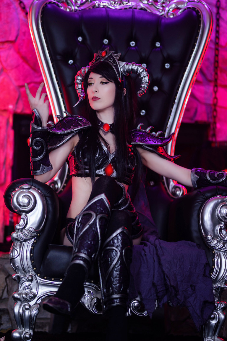 World of Warcraft - Onyxia (Lady Katrana Prestor) Cosplay full length photo