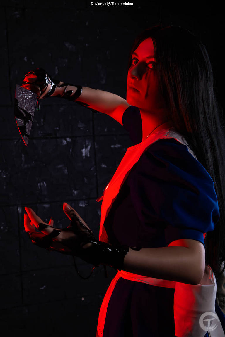 Alice - Madness Returns - Alice Cosplay costume showcase portrait