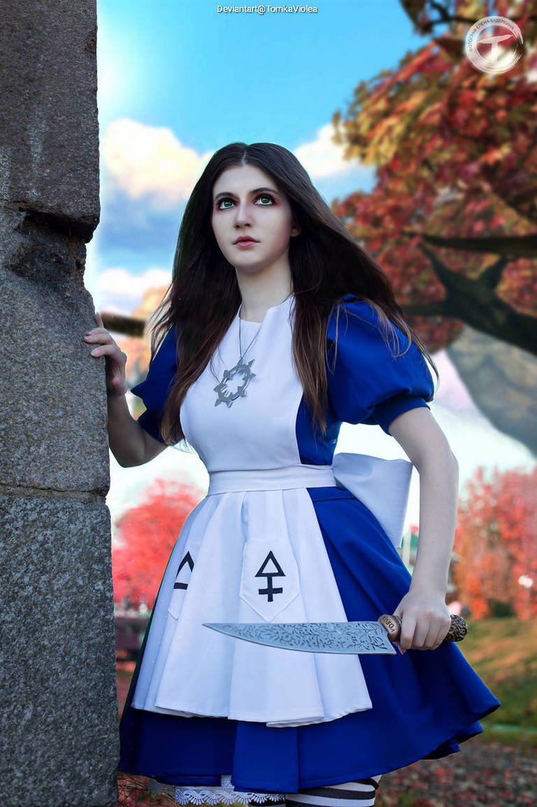 Alice - Madness Returns - Alice Cosplay full body character photo