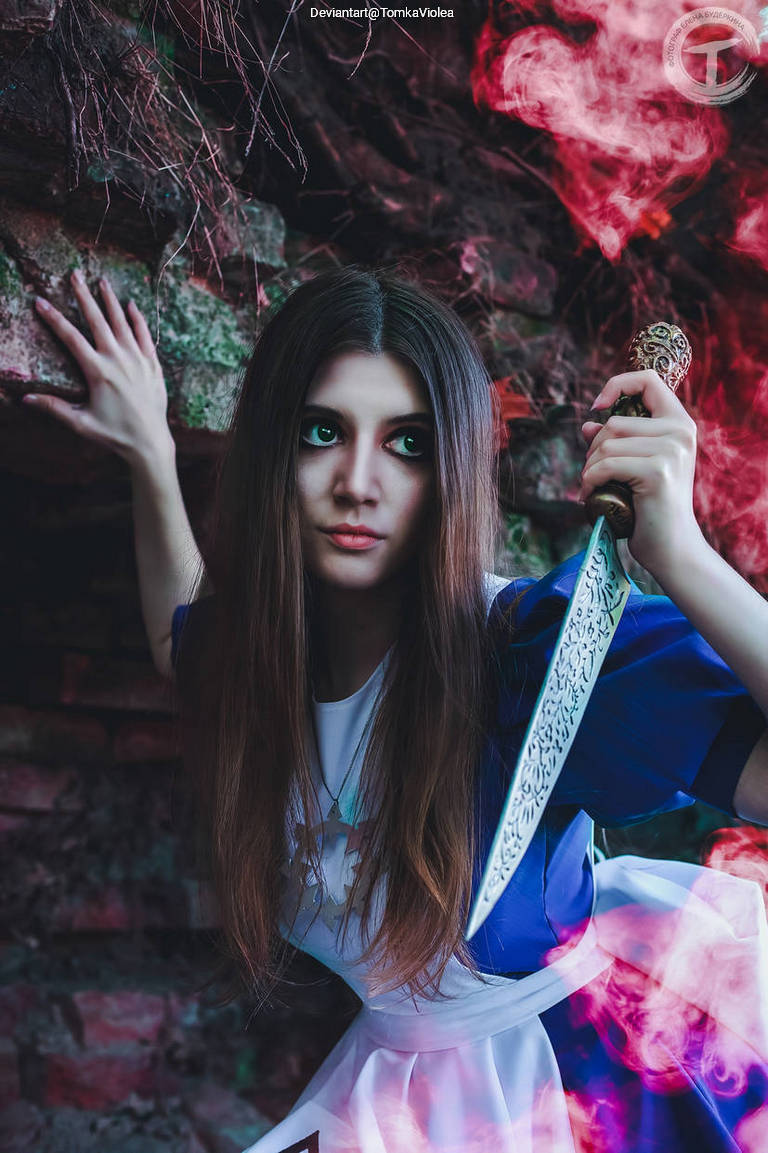 Alice - Madness Returns - Alice Cosplay full length photo
