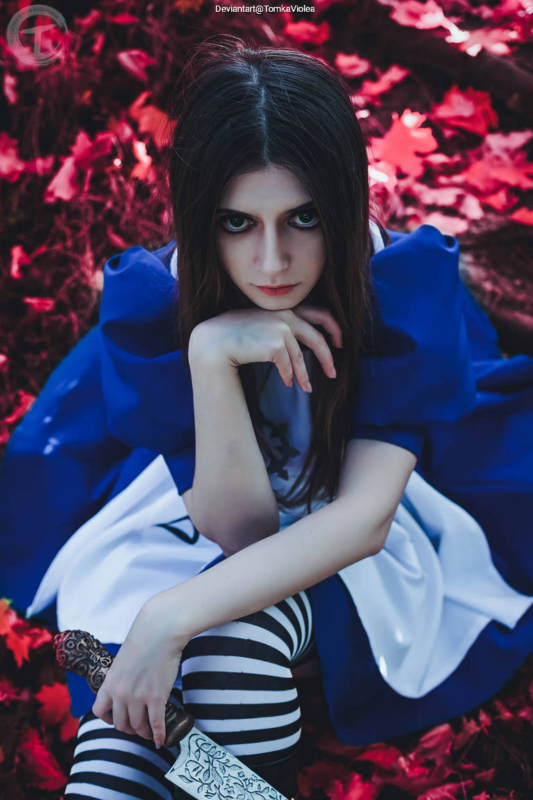 Alice - Madness Returns - Alice Cosplay costume showcase portrait