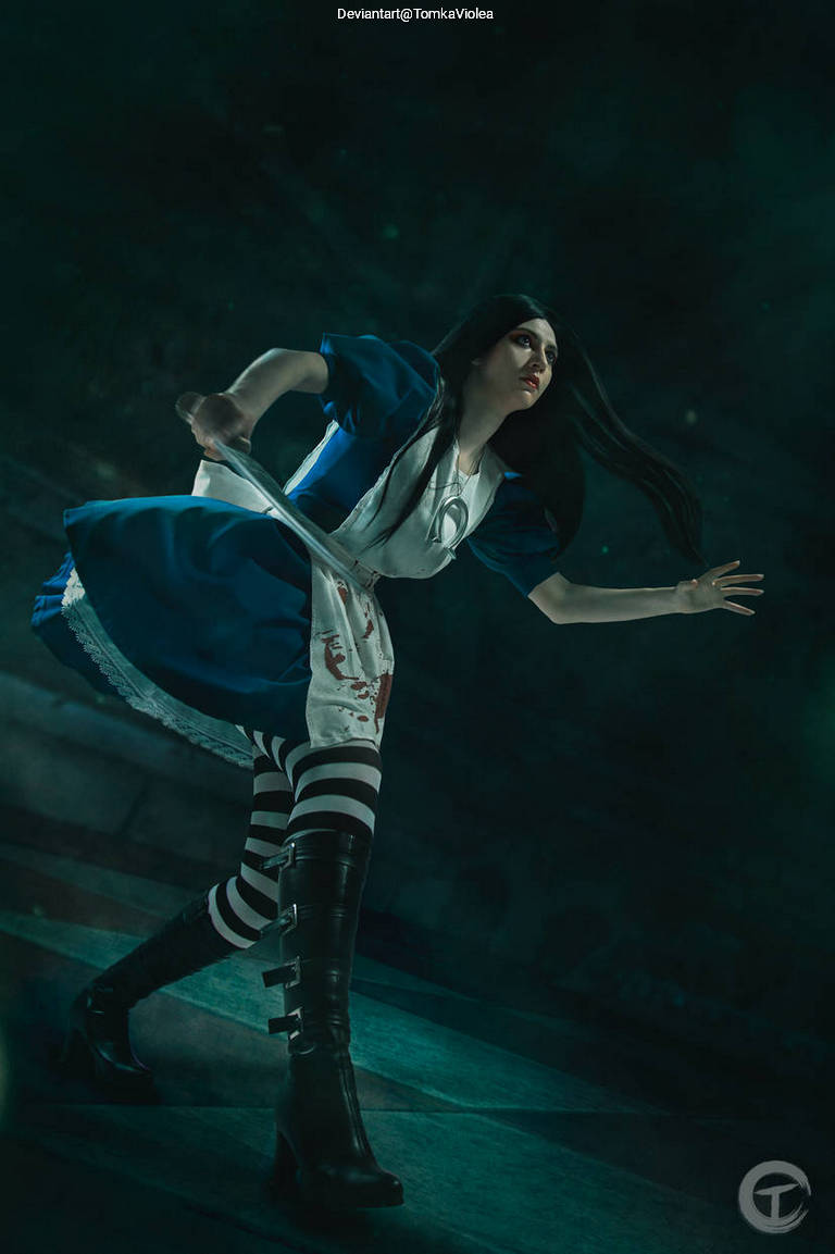 Alice - Madness Returns - Alice Cosplay full body character photo