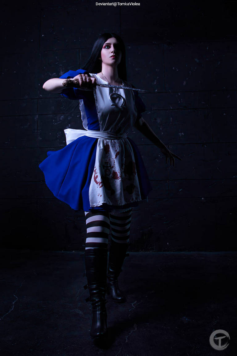 Alice - Madness Returns - Alice Cosplay full body portrait