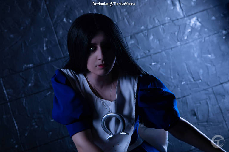 Alice - Madness Returns - Alice Cosplay character costume portrait