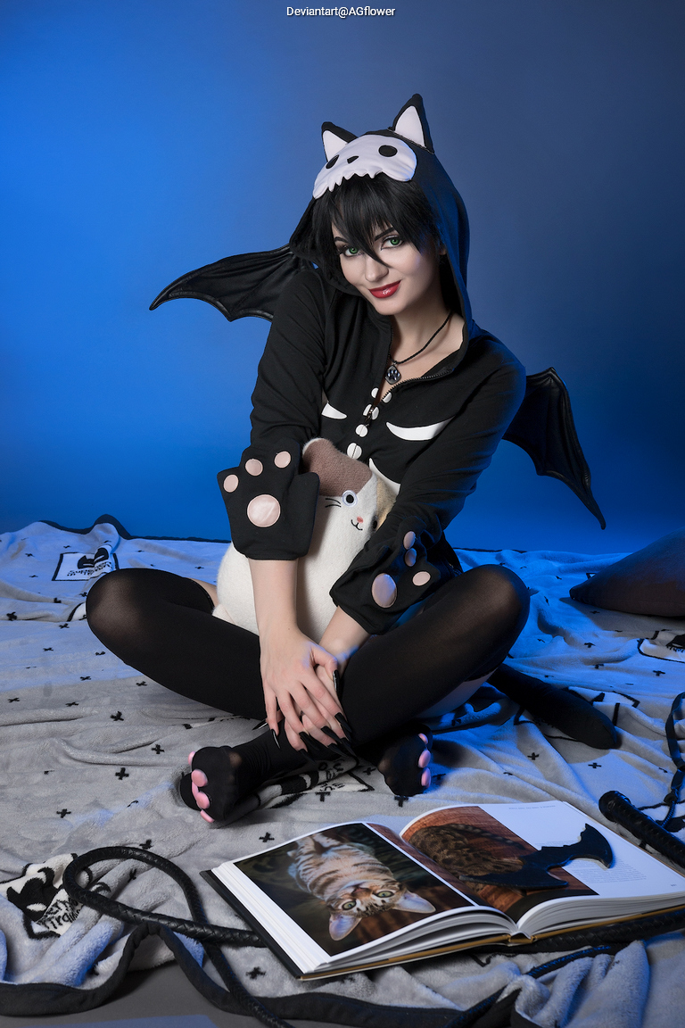Batman - Catwoman (Selina Kyle) (Halloween) Cosplay full length photo