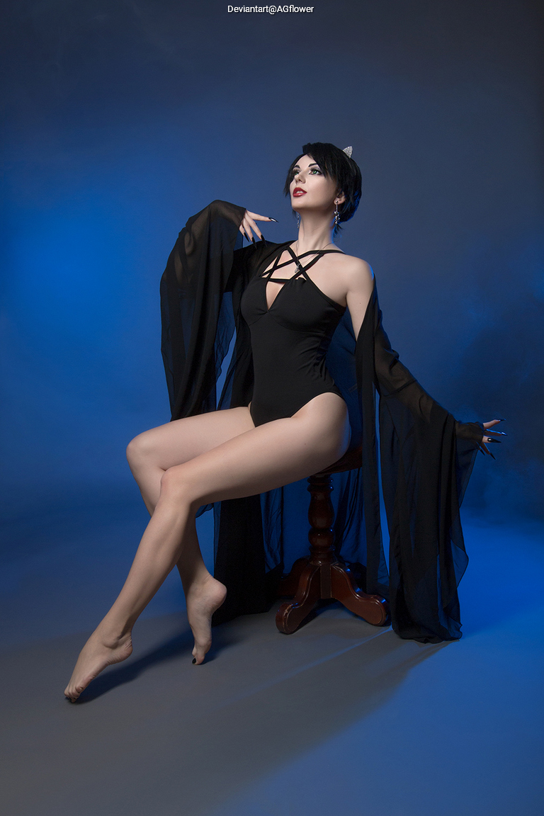 Batman - Catwoman (Selina Kyle) Cosplay costume showcase portrait