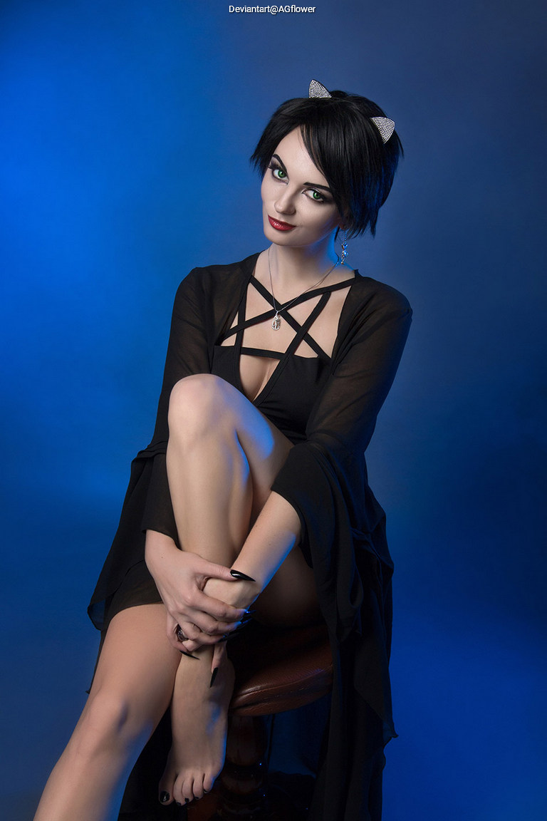 Batman - Catwoman (Selina Kyle) Cosplay character costume portrait