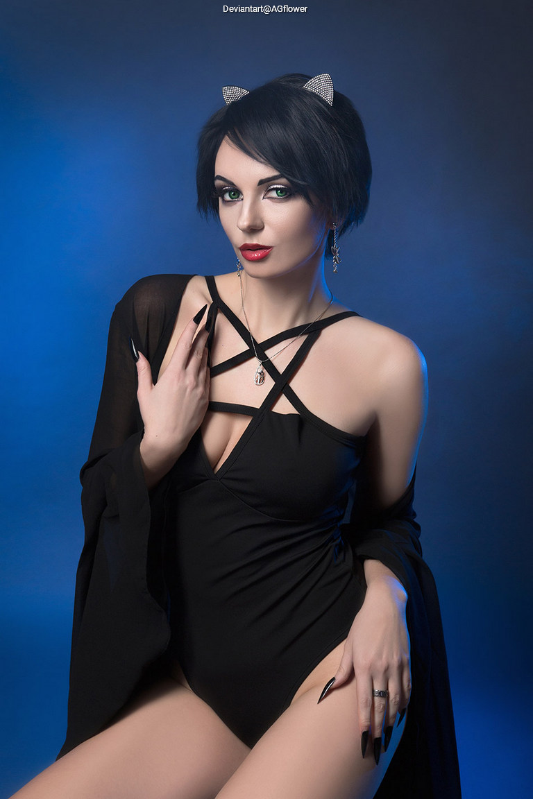 Batman - Catwoman (Selina Kyle) Cosplay full length photo