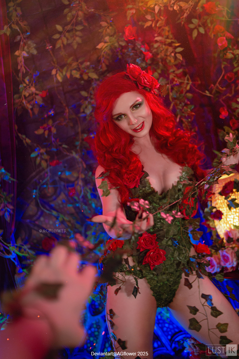 Batman - Pamela Lillian Isley (Poison Ivy) (The Mistress of Plants) Cosplay full length photo