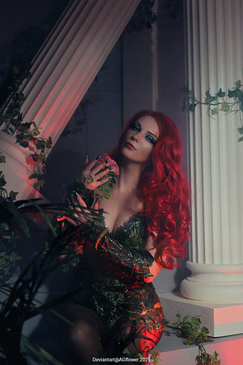 Batman - Pamela Lillian Isley (Poison Ivy) (The Mistress of Plants) Cosplay full length photo