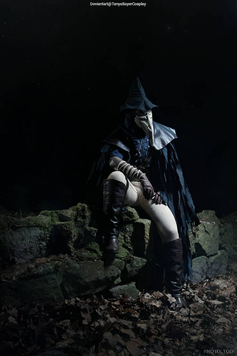 Bloodborne - Eileen the Crow Cosplay full body character photo