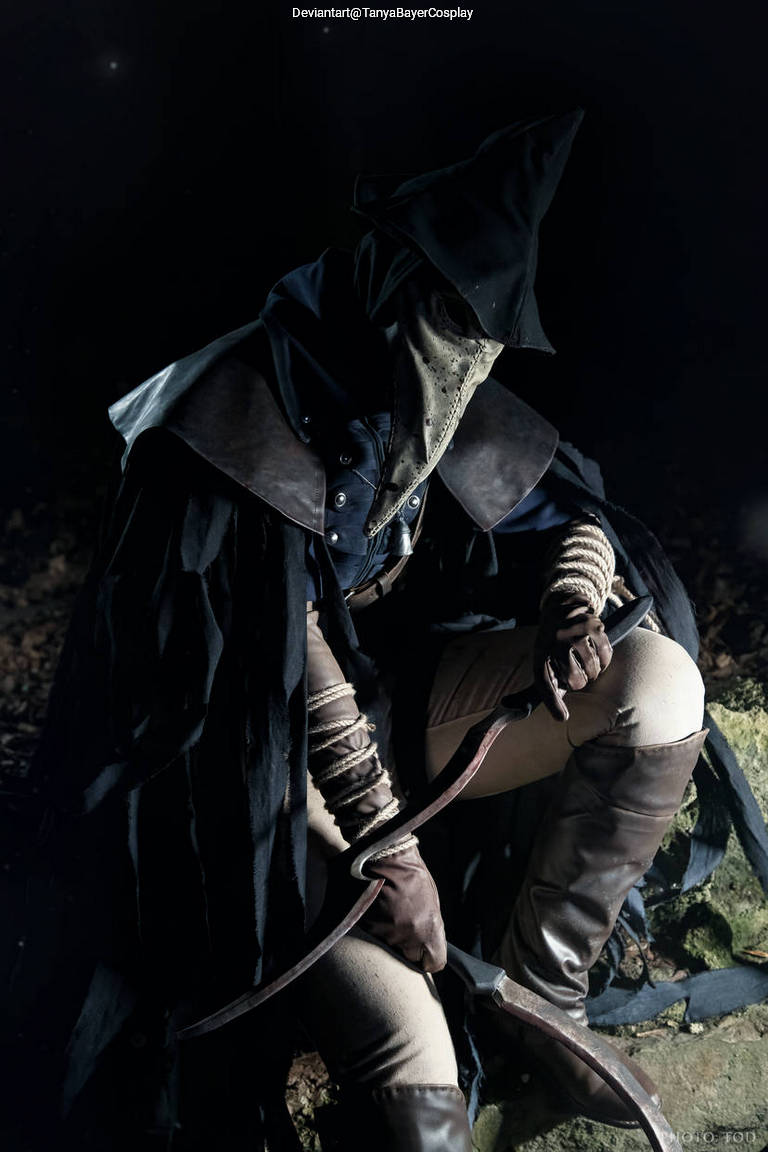 Bloodborne - Eileen the Crow Cosplay full body portrait