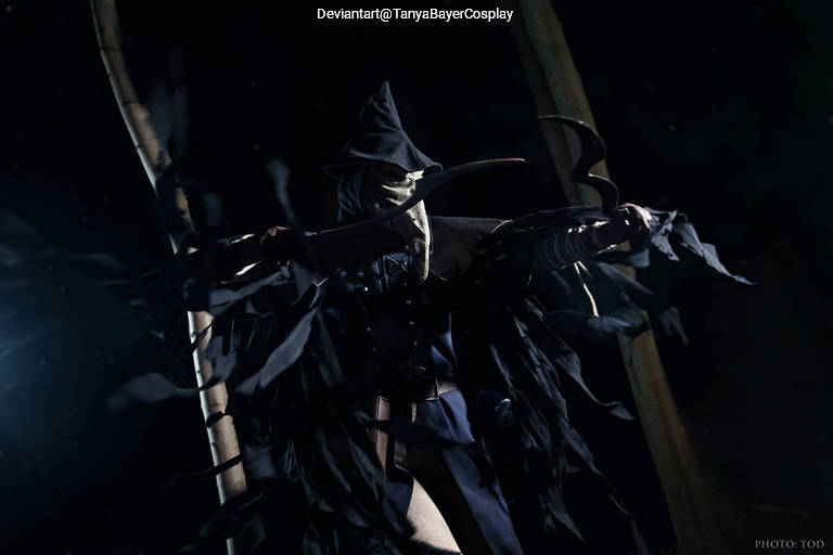 Bloodborne - Eileen the Crow Cosplay full body character photo