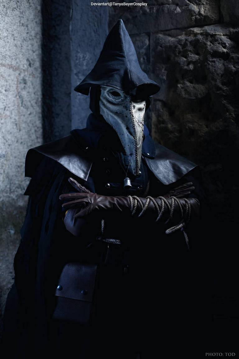 Bloodborne - Eileen the Crow Cosplay costume showcase portrait