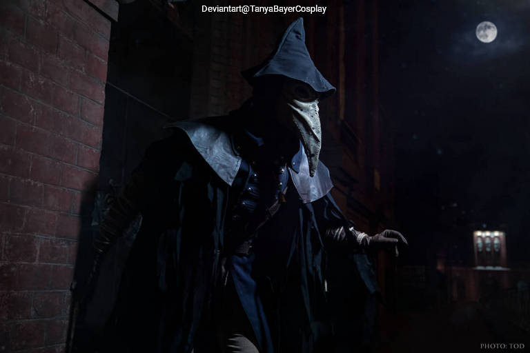Bloodborne - Eileen the Crow Cosplay full length photo