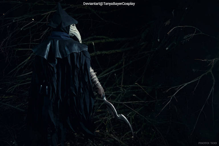 Bloodborne - Eileen the Crow Cosplay full length photo