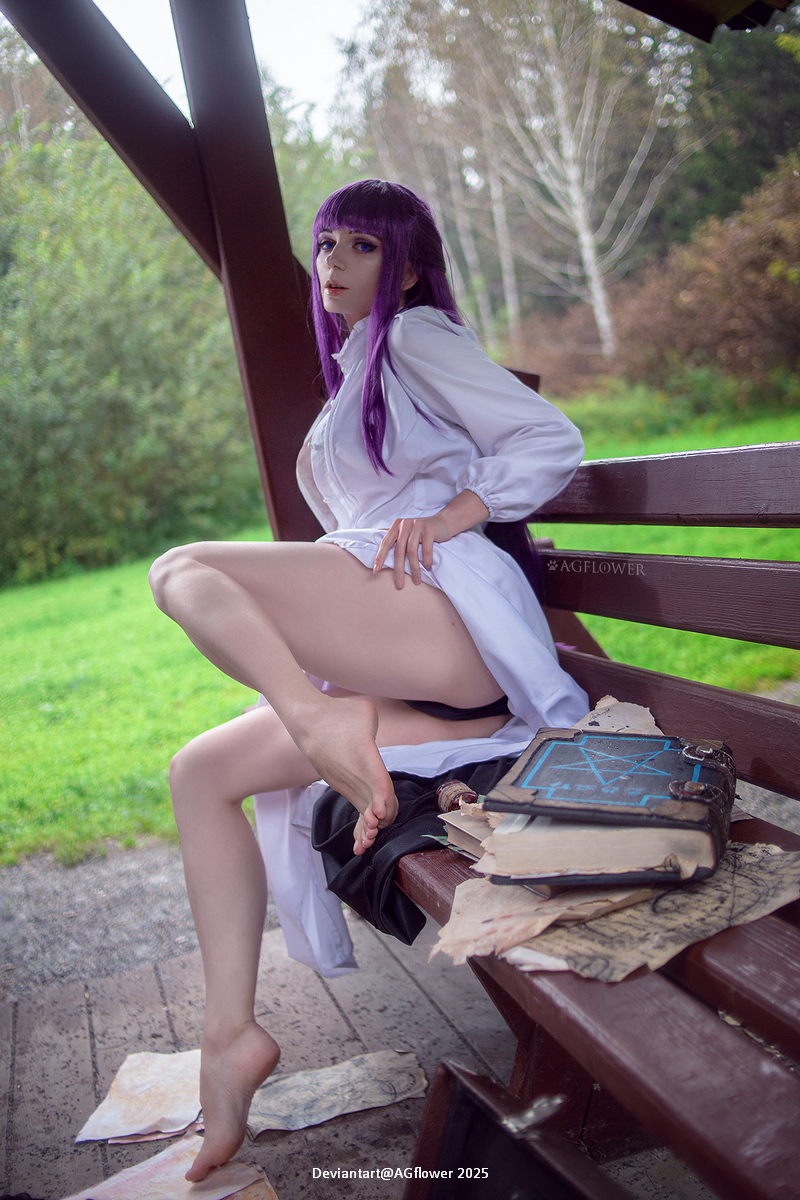 Frieren - Beyond Journeys End - Fern (First-Class Mage) Cosplay full body portrait