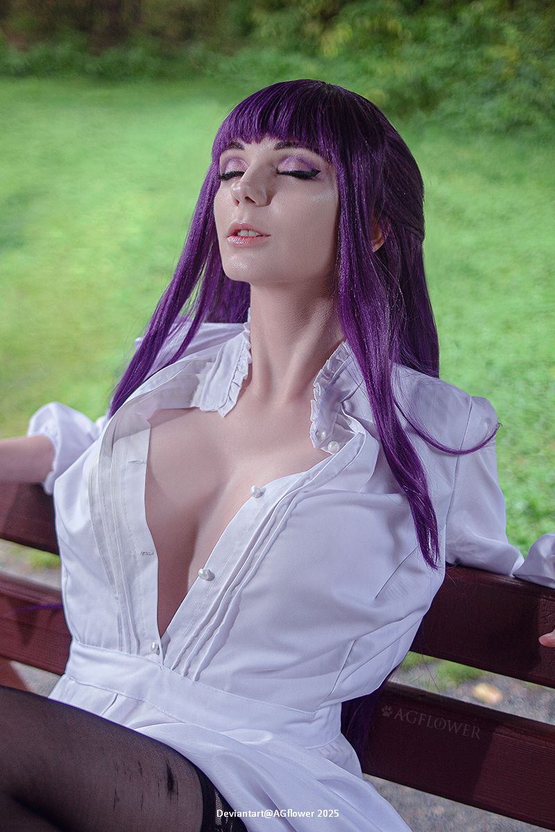 Frieren - Beyond Journeys End - Fern (First-Class Mage) Cosplay full body character photo