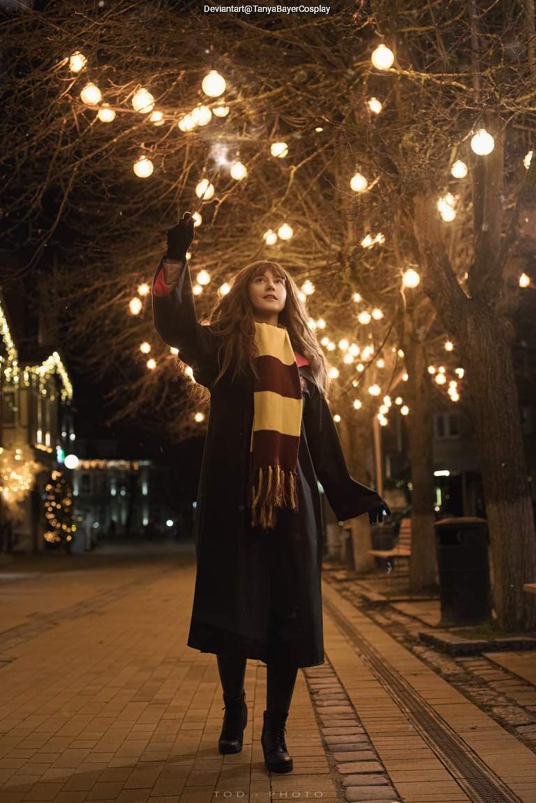 Harry Potter - Hermione Granger Cosplay full body character photo