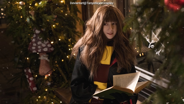 Harry Potter - Hermione Granger Cosplay full body portrait