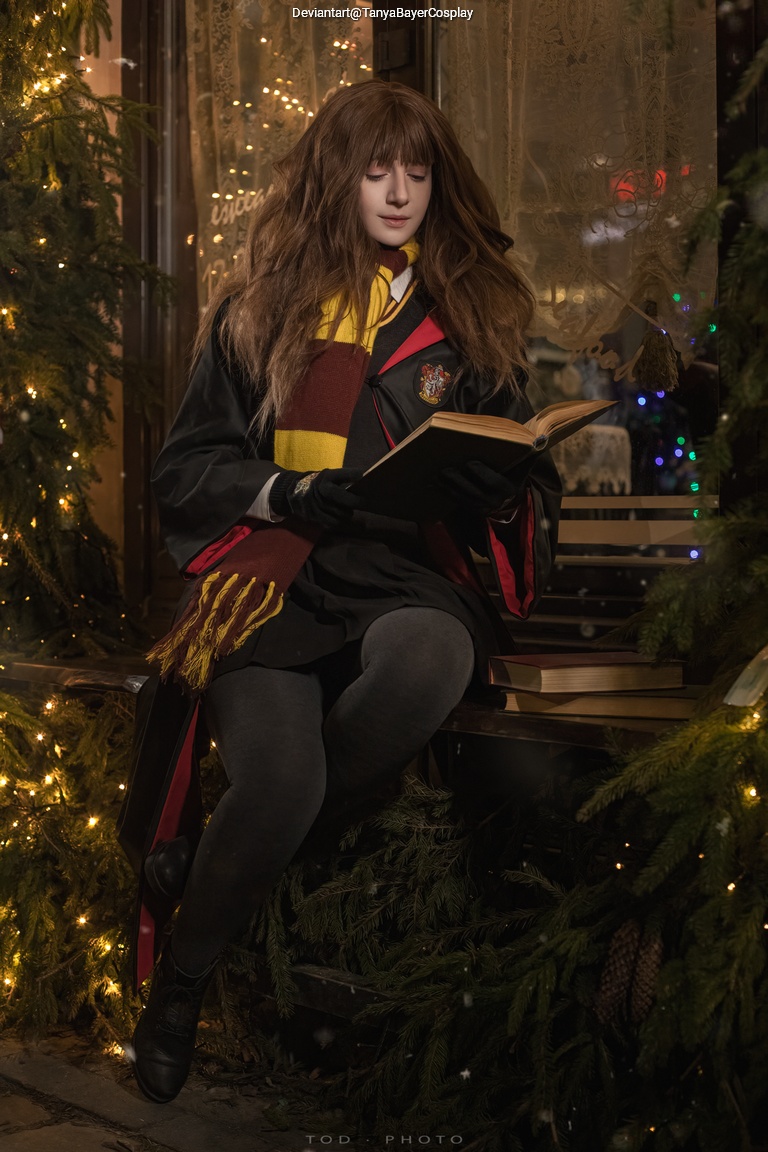 Harry Potter - Hermione Granger Cosplay character costume portrait