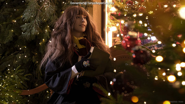 Harry Potter - Hermione Granger Cosplay full length photo