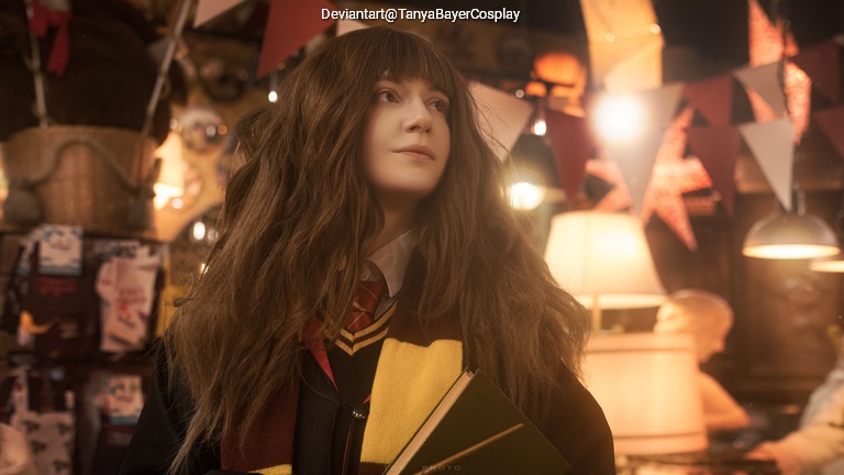 Harry Potter - Hermione Granger Cosplay full body portrait