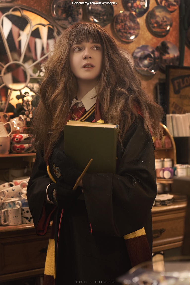 Harry Potter - Hermione Granger Cosplay character costume portrait