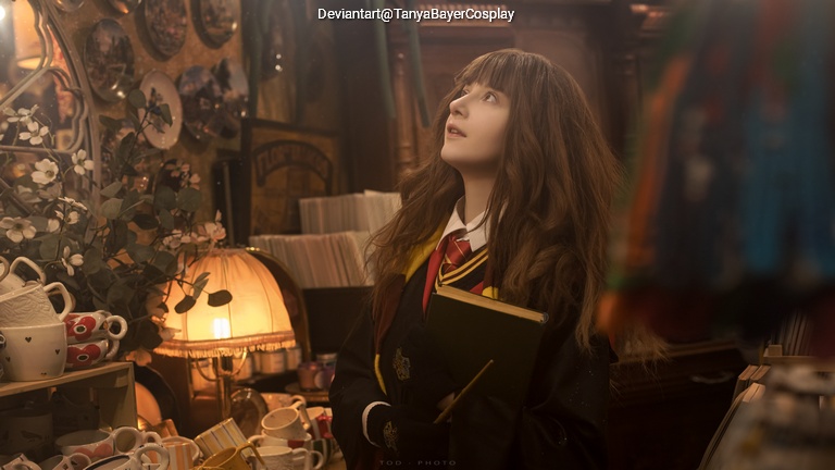 Harry Potter - Hermione Granger Cosplay full length character portrait