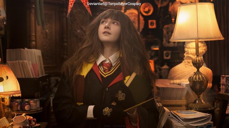 Harry Potter - Hermione Granger Cosplay costume showcase portrait