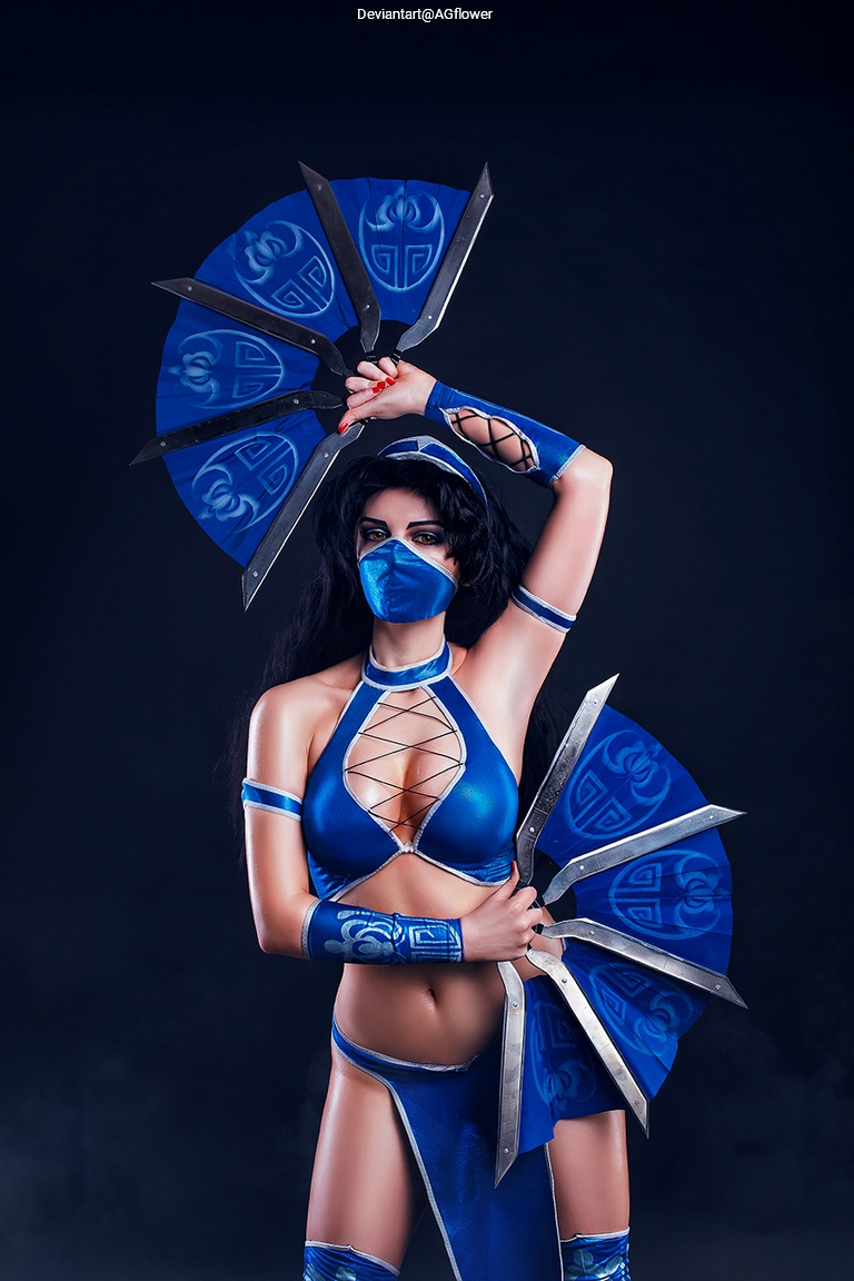 Mortal Kombat - Remake - Kitana Cosplay full body character photo