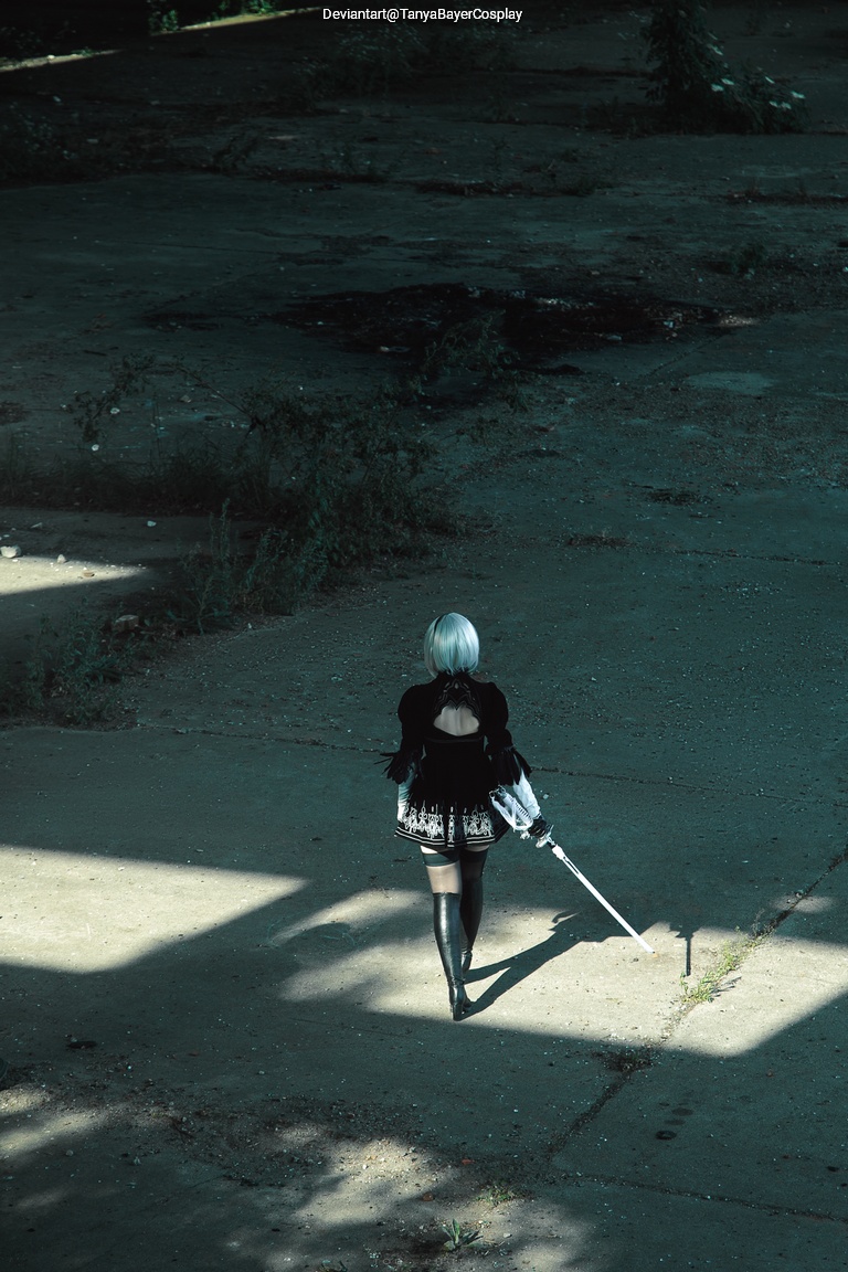 NieR AutomatA - 2B (YoRHa No.2 Type-B) Cosplay full length photo