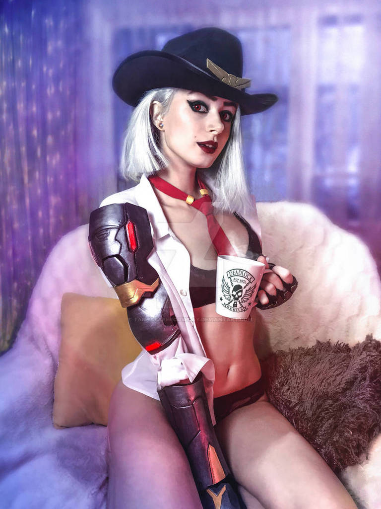 Overwatch - Ashe (Elizabeth Caledonia Calamity Ashe) (Lingerie) Cosplay full body portrait