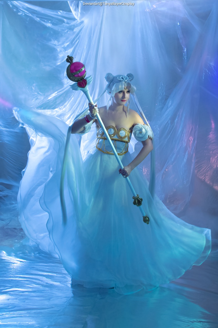 Sailor Moon - Usagi Tsukino (Sailor Moon) (Neo-Queen Serenity) Cosplay full body portrait