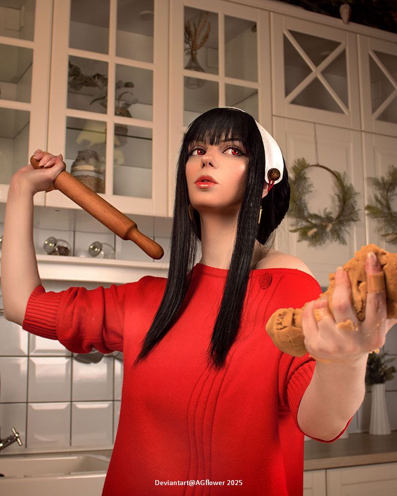 Spy &times; Family - Yor Forger (Thorn Princess) Cosplay - full body port.