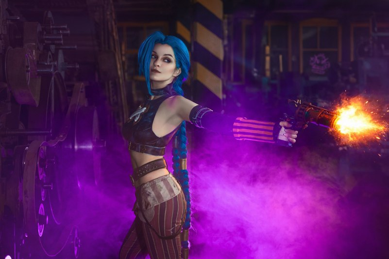 Arcane - League of Legends - Jinx Cosplay full length photo
