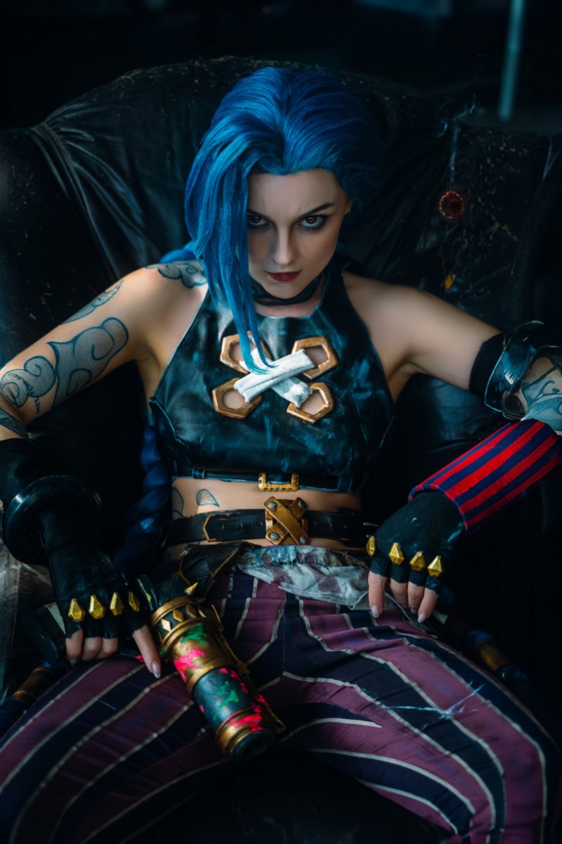 Arcane - League of Legends - Jinx Cosplay full body character photo